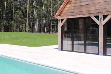 fossiel travertin pool house